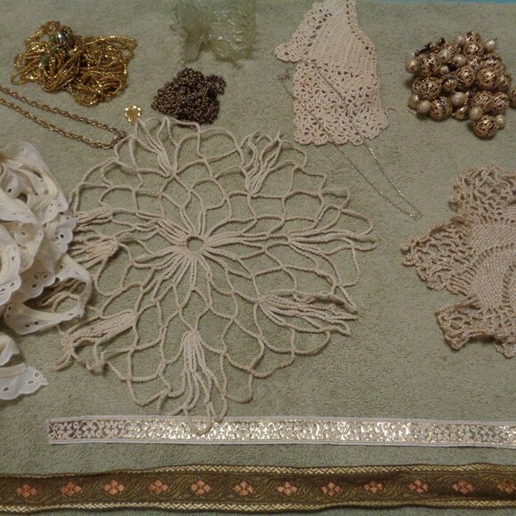 VINTAGE DOILYS RIBBON & JEWELRY PARTS AND BEADS ETC. LOT - Picture 2 of 13